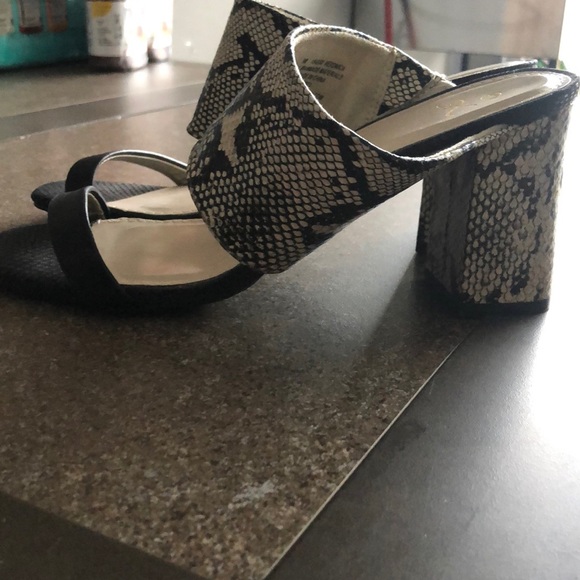 Snake print heels - Picture 2 of 3